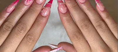 Lange Stiletto-Nägel in Rosa mit Glitzer und goldenen Linien
